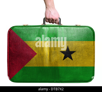 Tourist mano azienda pelle vintage borsa da viaggio con bandiera di Sao Tome e Principe Foto Stock