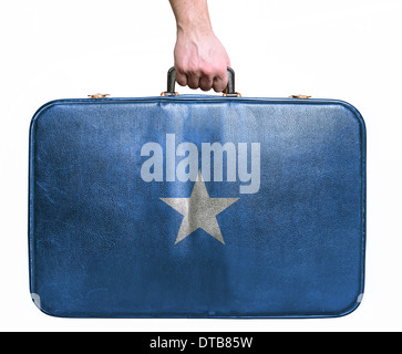 Tourist mano azienda pelle vintage borsa da viaggio con la bandiera della Somalia Foto Stock