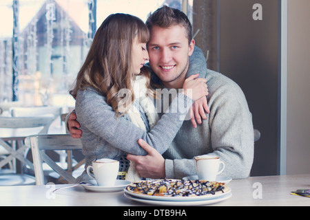 Coppia giovane in amore baciare. Concetto di rapporto, storia d'amore, Wedding, abbigliamento di moda Foto Stock