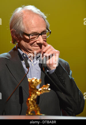 Berlino, Germania. Xiii Febbraio, 2014. Direttore britannico Ken Loach parla dopo aver ricevuto il suo onorario di Orso d oro al sessantaquattresimo Berlinale Berlino, Germania, 13 febbraio 2014. Il film festival ha onorato Loach con un Orso Goldeb per Lifetime Achievement. Foto: Jens KALAENE/dpa/Alamy Live News Foto Stock