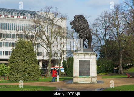 Il Maiwand Lion scultura e Memoriale di guerra, Forbury Gardens, Reading, Berkshire, Inghilterra, Regno Unito Foto Stock