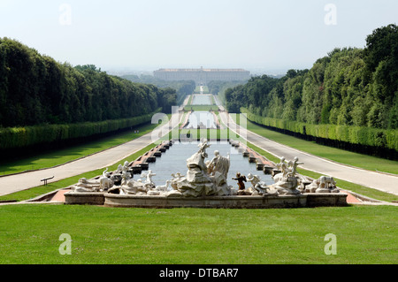 Vista posteriore Fontana Venere Adone a Palazzo Reale o Reggia di Caserta Italia vista da dietro la fontana di Foto Stock