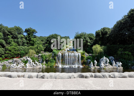 Visualizza Fontana Diana Atteone a Palazzo Reale o Reggia di Caserta Italia grande cascata waterfall alcuni Foto Stock