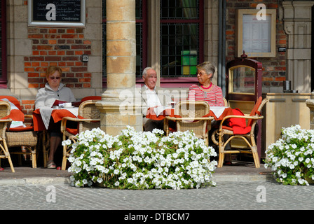 Aalst, Belgio. Ristorante sotto le arcate della Vleeshius (1748) Foto Stock