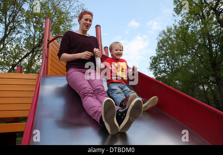 Berlino, Germania , una madre con il figlio in una diapositiva Foto Stock