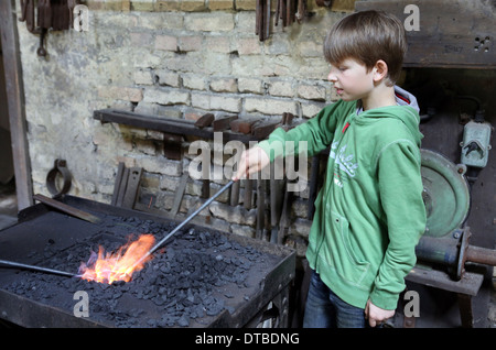 Pomerania , Germania , Giovani riscaldata una barra di ferro nel fuoco Foto Stock