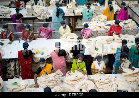 INDIA Miraj , fabbrica tessile Esteam produrre il commercio equo e solidale borse in cotone per discount nei paesi occidentali, qui la linea di produzione per il tedesco supermercato Lidl discount, le donne che lavorano a macchine per cucire Foto Stock