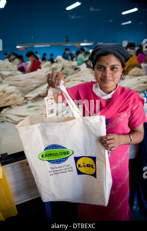 INDIA Miraj , fabbrica tessile Esteam produrre il commercio equo e solidale borse in cotone per discount nei paesi occidentali, qui la linea di produzione per il tedesco supermercato Lidl discount, le donne che lavorano a macchine per cucire Foto Stock