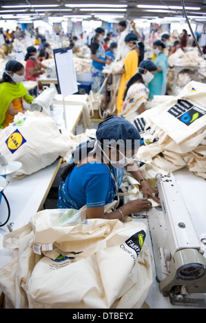 INDIA Miraj , fabbrica tessile Esteam produrre il commercio equo e solidale borse in cotone per discount nei paesi occidentali, qui la linea di produzione per il tedesco supermercato Lidl discount, le donne che lavorano a macchine per cucire Foto Stock