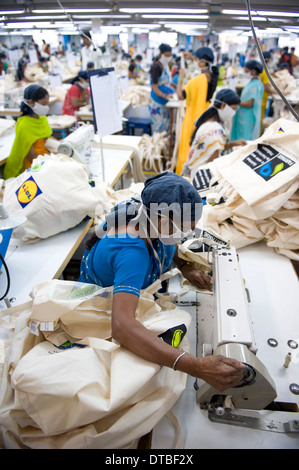 INDIA Miraj , fabbrica tessile Esteam produrre il commercio equo e solidale borse in cotone per discount nei paesi occidentali, qui la linea di produzione per il tedesco supermercato Lidl discount, le donne che lavorano a macchine per cucire Foto Stock