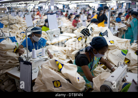 INDIA Miraj , fabbrica tessile Esteam produrre il commercio equo e solidale borse in cotone per discount nei paesi occidentali, qui la linea di produzione per il tedesco supermercato Lidl discount, le donne che lavorano a macchine per cucire Foto Stock