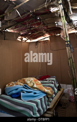 Gli immigrati africani vivono in capanne di plastica in un shanty campeggio in Lepe, Huelva, in attesa di posti di lavoro in piantagioni di frutta. Foto Stock