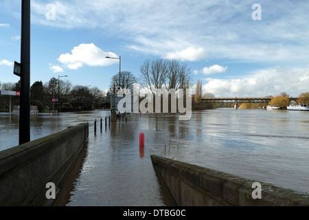 Fiume Severn Worcester durante le inondazioni, 2014 Foto Stock