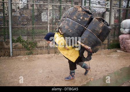 Il contrabbando di Melilla confine. contrabbandiere Frontiera Spagna Marocco Marocco il contrabbando di merci di contrabbando di bootleg illegali contrabbandare porter Foto Stock