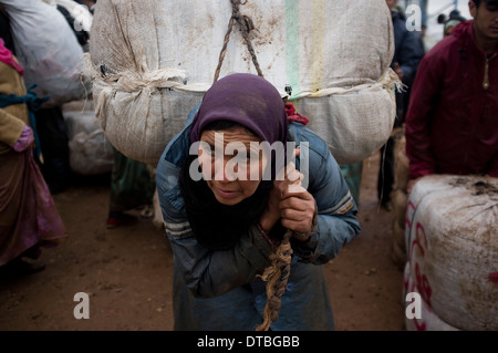 Il contrabbando di Melilla confine. contrabbandiere Frontiera Spagna Marocco Marocco il contrabbando di merci di contrabbando di bootleg illegali contrabbandare porter Foto Stock