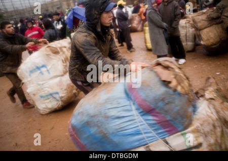 Il contrabbando di Melilla confine. contrabbandiere Frontiera Spagna Marocco Marocco il contrabbando di merci di contrabbando di bootleg illegali contrabbandare porter Foto Stock