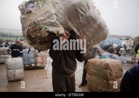 Il contrabbando di Melilla confine. contrabbandiere Frontiera Spagna Marocco Marocco il contrabbando di merci di contrabbando di bootleg illegali contrabbandare porter Foto Stock