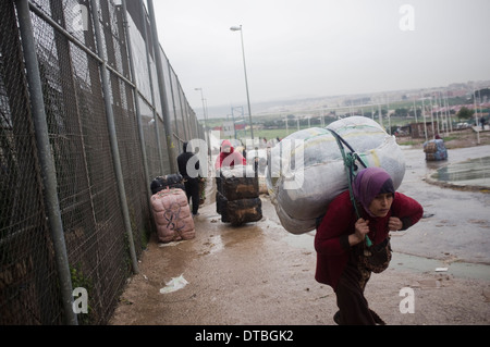 Il contrabbando di Melilla confine. contrabbandiere Frontiera Spagna Marocco Marocco il contrabbando di merci di contrabbando di bootleg illegali contrabbandare porter Foto Stock