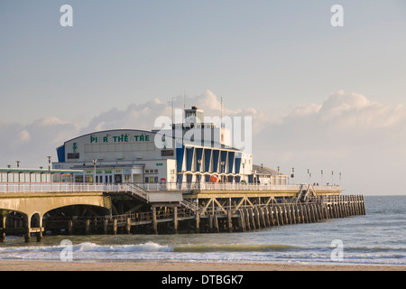 Il Pier Theatre e pier a Bournemouth bagnata nel tardo pomeriggio di sole d'inverno. Foto Stock