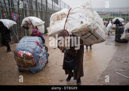 Il contrabbando di Melilla confine. contrabbandiere Frontiera Spagna Marocco Marocco il contrabbando di merci di contrabbando di bootleg illegali contrabbandare porter Foto Stock