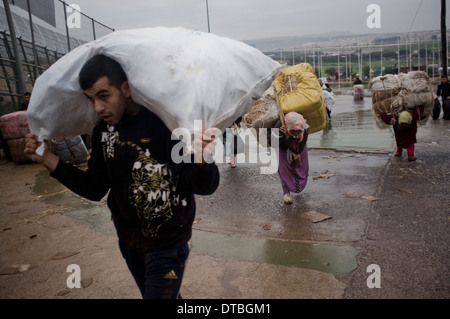 Il contrabbando di Melilla confine. contrabbandiere Frontiera Spagna Marocco Marocco il contrabbando di merci di contrabbando di bootleg illegali contrabbandare porter Foto Stock