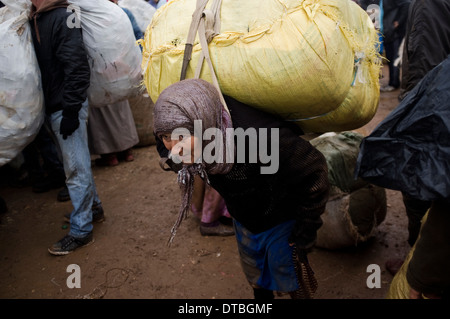 Il contrabbando di Melilla confine. contrabbandiere Frontiera Spagna Marocco Marocco il contrabbando di merci di contrabbando di bootleg illegali contrabbandare porter Foto Stock