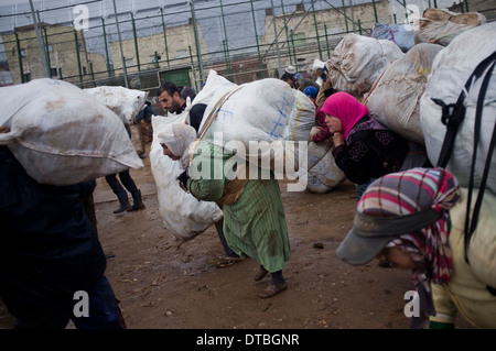 Il contrabbando di Melilla confine. contrabbandiere Frontiera Spagna Marocco Marocco il contrabbando di merci di contrabbando di bootleg illegali contrabbandare porter Foto Stock