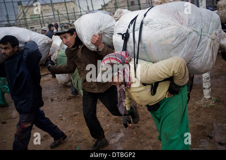 Il contrabbando di Melilla confine. contrabbandiere Frontiera Spagna Marocco Marocco il contrabbando di merci di contrabbando di bootleg illegali contrabbandare porter Foto Stock