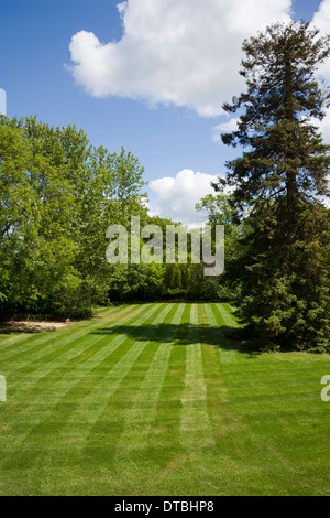 Giardini del Regno Unito. Grande giardino erboso recentemente tagliati con falciatrice strisce. Foto Stock