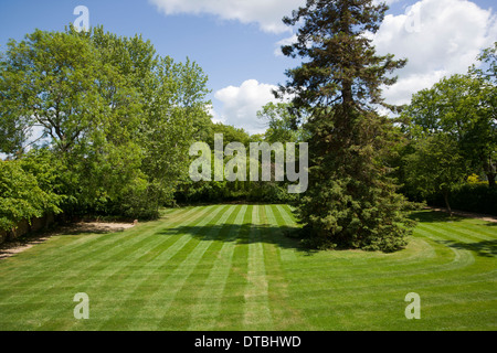 Giardini del Regno Unito. Grande giardino erboso recentemente tagliati con falciatrice strisce. Foto Stock