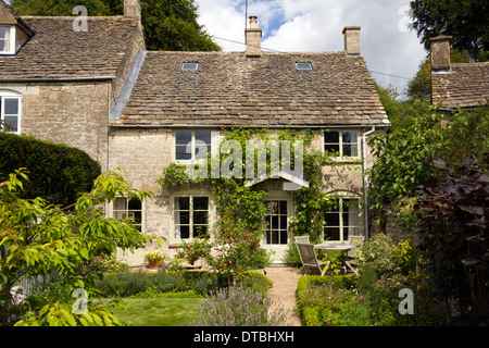 Piccolo idilliaco Cotswold cottage e giardino, Gloucestershire, England, Regno Unito Foto Stock