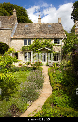 Piccolo idilliaco Cotswold cottage e giardino, Gloucestershire, England, Regno Unito Foto Stock