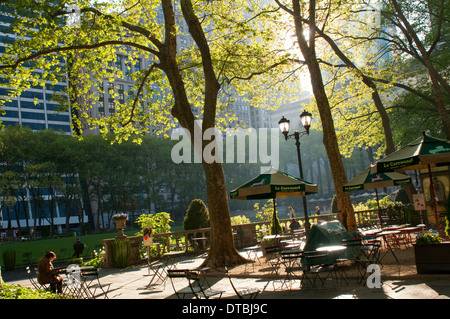 La mattina presto in Bryant Park, Midtown Manhattan New York STATI UNITI D'AMERICA Foto Stock