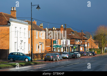 La High Street nel villaggio di Hartley Wintney, Hampshire, Inghilterra, Regno Unito Foto Stock