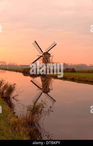 Mulino di drenaggio " speranza eterna molle'' durante un colorato sunrise in Voorhout, South Holland, Paesi Bassi. Foto Stock