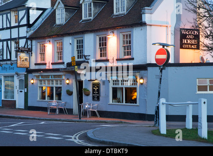 Il carro cavalli & pub nel villaggio di Hartley Wintney, Hampshire, Inghilterra, Regno Unito Foto Stock