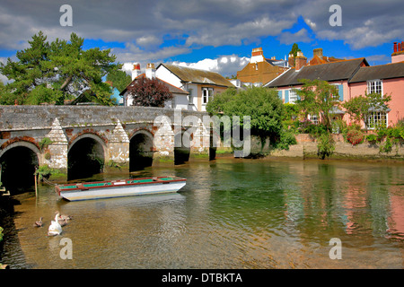 Il fiume Avon Bridge, Christchurch città, Dorset; Inghilterra; Gran Bretagna; Regno Unito Foto Stock