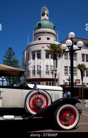 Edifici in stile Liberty e auto d'epoca in Napier, Isola del nord, Nuova Zelanda Foto Stock