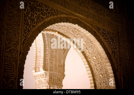 Un arcata ornata al bel palazzo e giardini di Alhambra di Granada, Andalusia, Spagna meridionale. Foto Stock