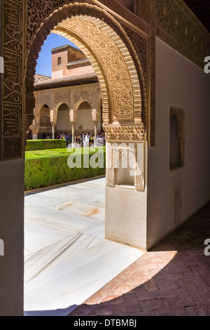 Un arcata ornata al bel palazzo e giardini di Alhambra di Granada, Andalusia, Spagna meridionale. Foto Stock