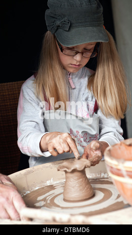 Una giovane ragazza forme un pezzo di ceramica sul tornio del vasaio in officina in lielupes area ikskile lettonia Foto Stock