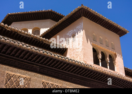 Una delle molte strutture di ornati in bel palazzo e giardini di Alhambra di Granada, Andalusia, Spagna meridionale. Foto Stock