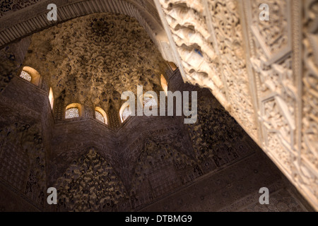 Una delle molte strutture di ornati in bel palazzo e giardini di Alhambra di Granada, Andalusia, Spagna meridionale. Foto Stock