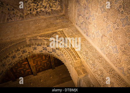 Una delle molte strutture di ornati in bel palazzo e giardini di Alhambra di Granada, Andalusia, Spagna meridionale. Foto Stock