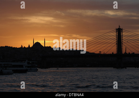 Silhouette della Moschea Fatih al tramonto Foto Stock