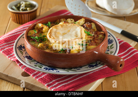 Tartiflette. Fecola di patate e pancetta il piatto con il Reblochon formaggio. In Francia il cibo Foto Stock