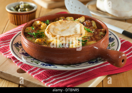 Tartiflette. Fecola di patate e pancetta il piatto con il Reblochon formaggio. In Francia il cibo Foto Stock