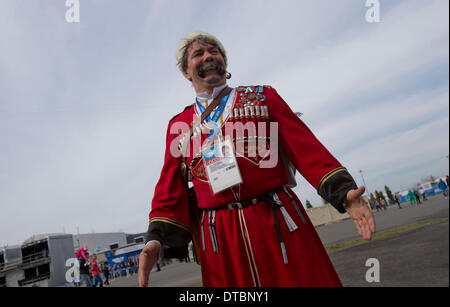 Sochi, Russia. 14 feb 2014. Un ventilatore olimpico il giorno sette del Sochi 2014 Olimpiadi invernali al medals plaza il 14 febbraio 2014 in Sochi, Russia. Credito: Paolo Kitagaki Jr./ZUMAPRESS.com/Alamy Live News Foto Stock