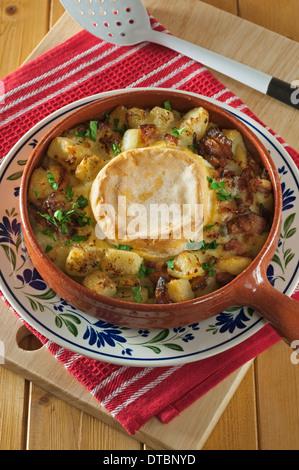 Tartiflette. Fecola di patate e pancetta il piatto con il Reblochon formaggio. In Francia il cibo Foto Stock