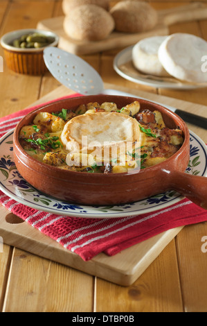 Tartiflette. Fecola di patate e pancetta il piatto con il Reblochon formaggio. In Francia il cibo Foto Stock